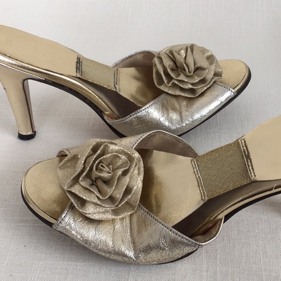 VINTAGE Gold Rosette Spring-o-later Style Heels - Picture 7 of 8